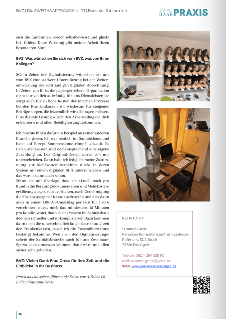 Eine einzelne Magazinseite (Seite 36) des Fachjournals „ZweitHaar Praxis“. Der linksbündige Text schließt das Interview ab und fordert eine Abkehr von papiergetriebenen Prozessen hin zu digitalen Lösungen. Rechts befinden sich zwei Bilder untereinander: Das obere zeigt eine gut sortierte Regalwand mit verschiedenen Perückenmodellen auf Schaufensterpuppenköpfen. Das untere zeigt einen modernen Arbeitsplatz mit Laptop, Tastatur und einer großen Grünpflanze in einer Vase. Unten rechts schließt die Seite mit einer weinrot umrandeten Kontaktbox ab, die Name, Adresse, Telefonnummer und Website-URL enthält, gefolgt von einem QR-Code